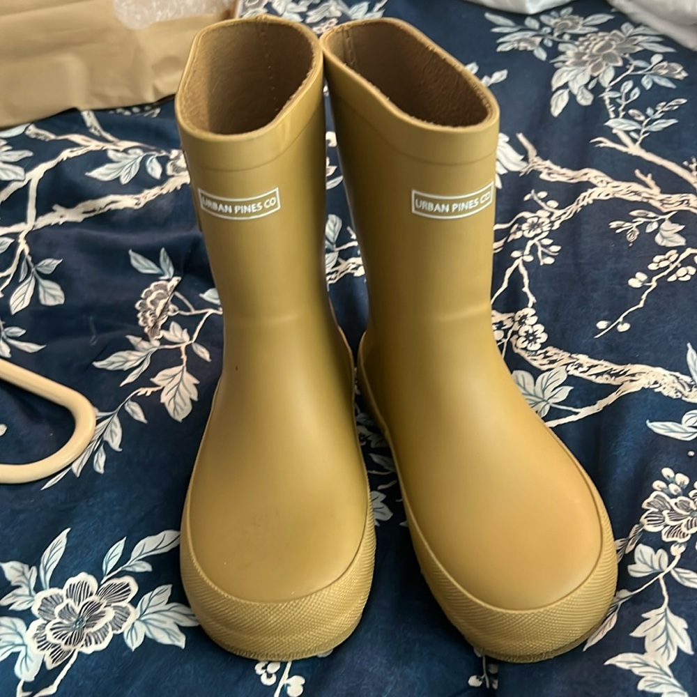 Urban pines Co rain boots size 12